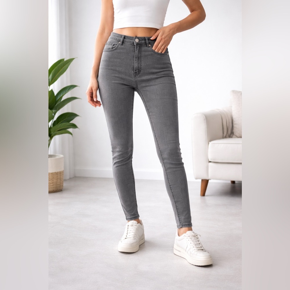 Pull&Bear skinny high-waisted women jeans in a grey wash. Size 8, new with tag.
